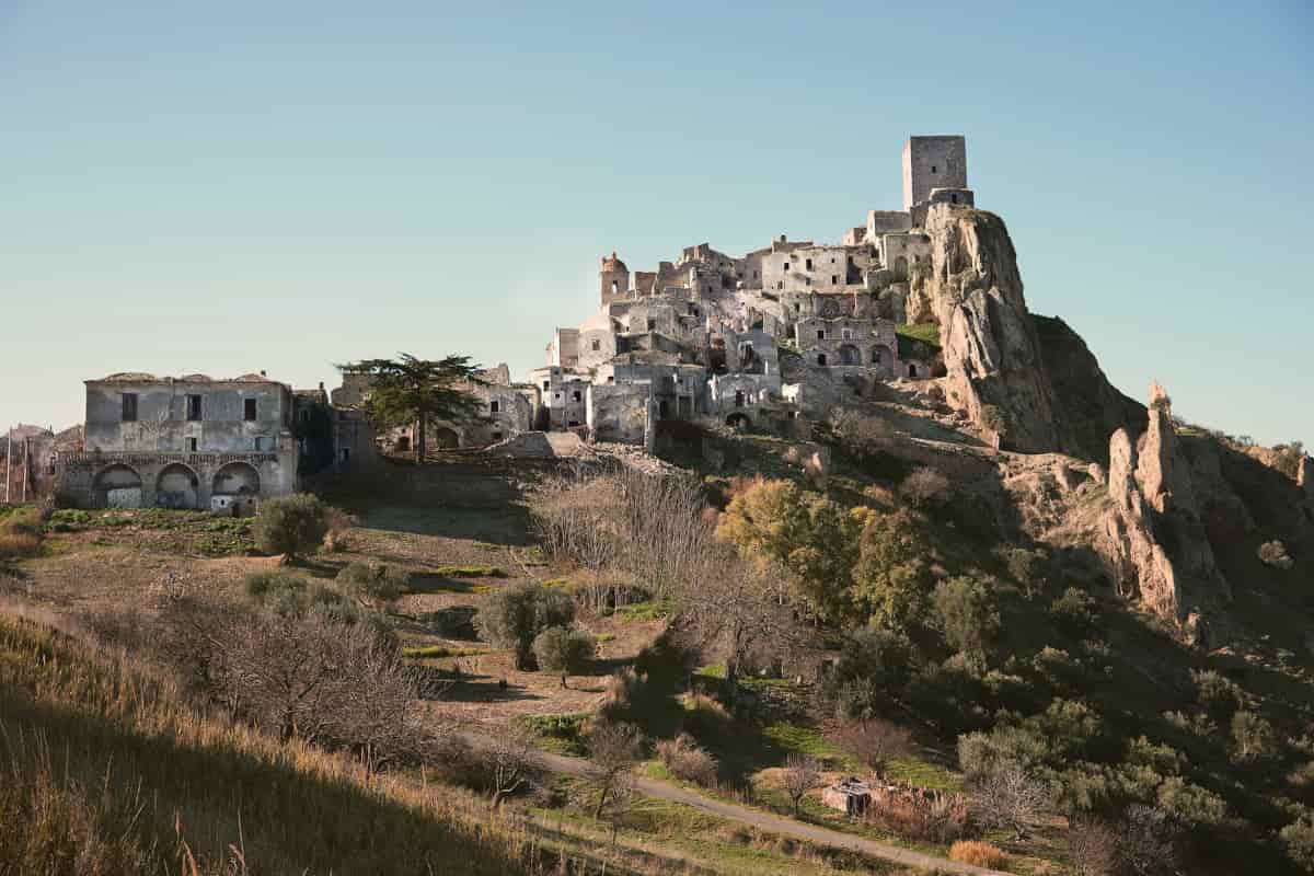 riapre-il-paese-fantasma-di-craco,-grande-attesa-per-i-visitatori