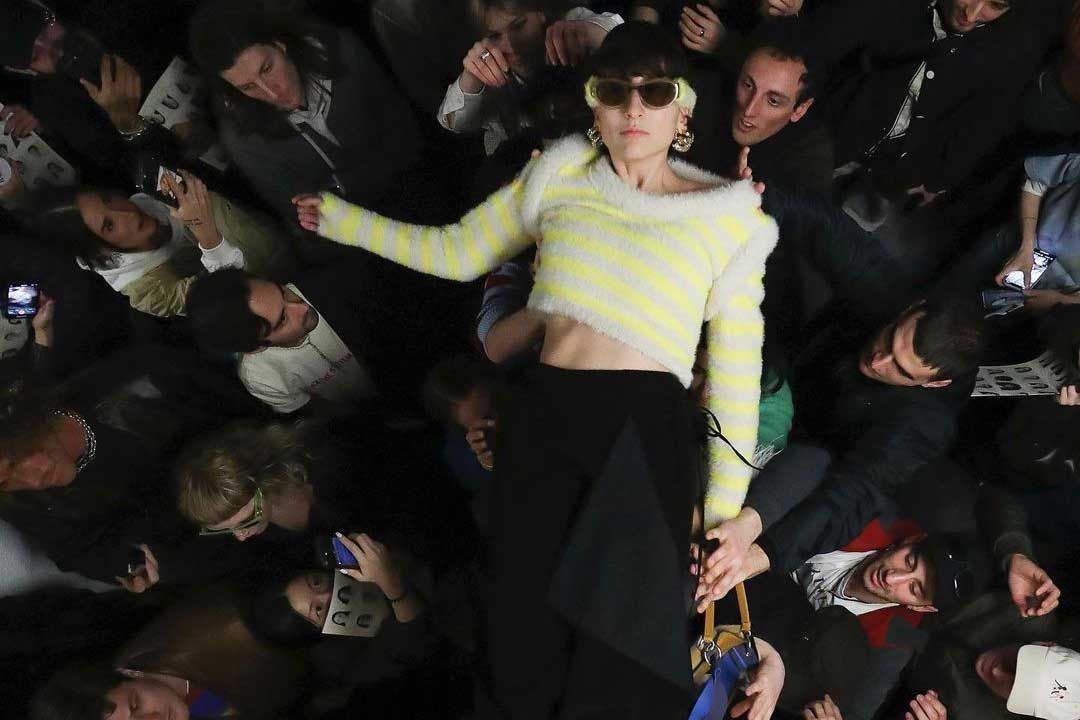 crowdsurfing-models-capped-milan-fashion-week
