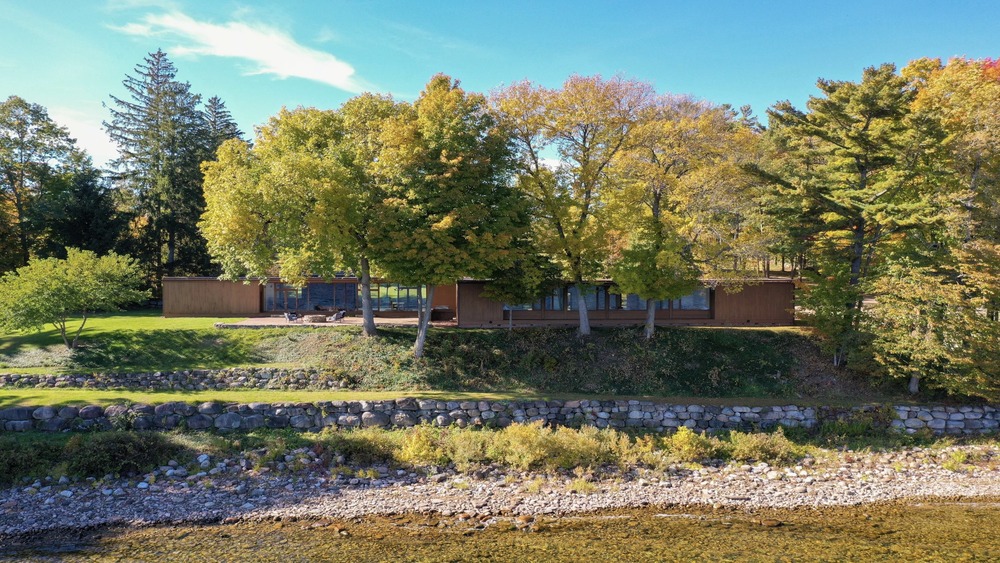 this-$3.5-million-midcentury-lake-house-in-the-adirondacks-comes-with-850-feet-of-waterfront