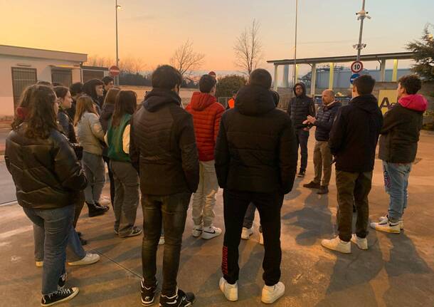 “amica-terra”,-giovani-dell'oltrestazione-di-legnano-in-visita-alla-piazzola-ala-e-all'impianto-asja-–-legnanonews