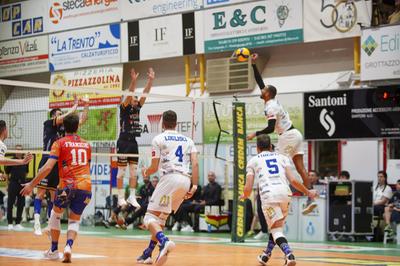 volley,-domenica-amara-per-millenium-e-consoli