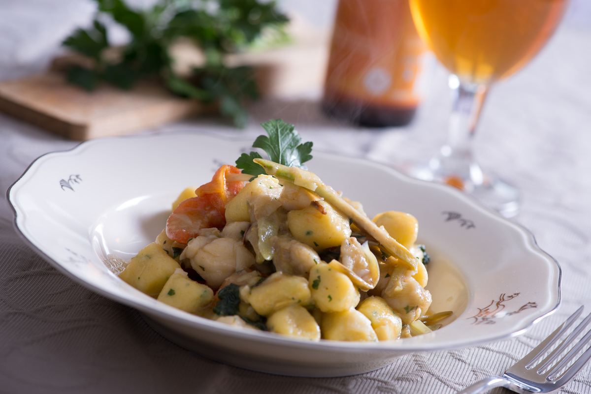 gnocchi-alla-birra-con-farina-di-mais,-rana-pescatrice,-pomodorini