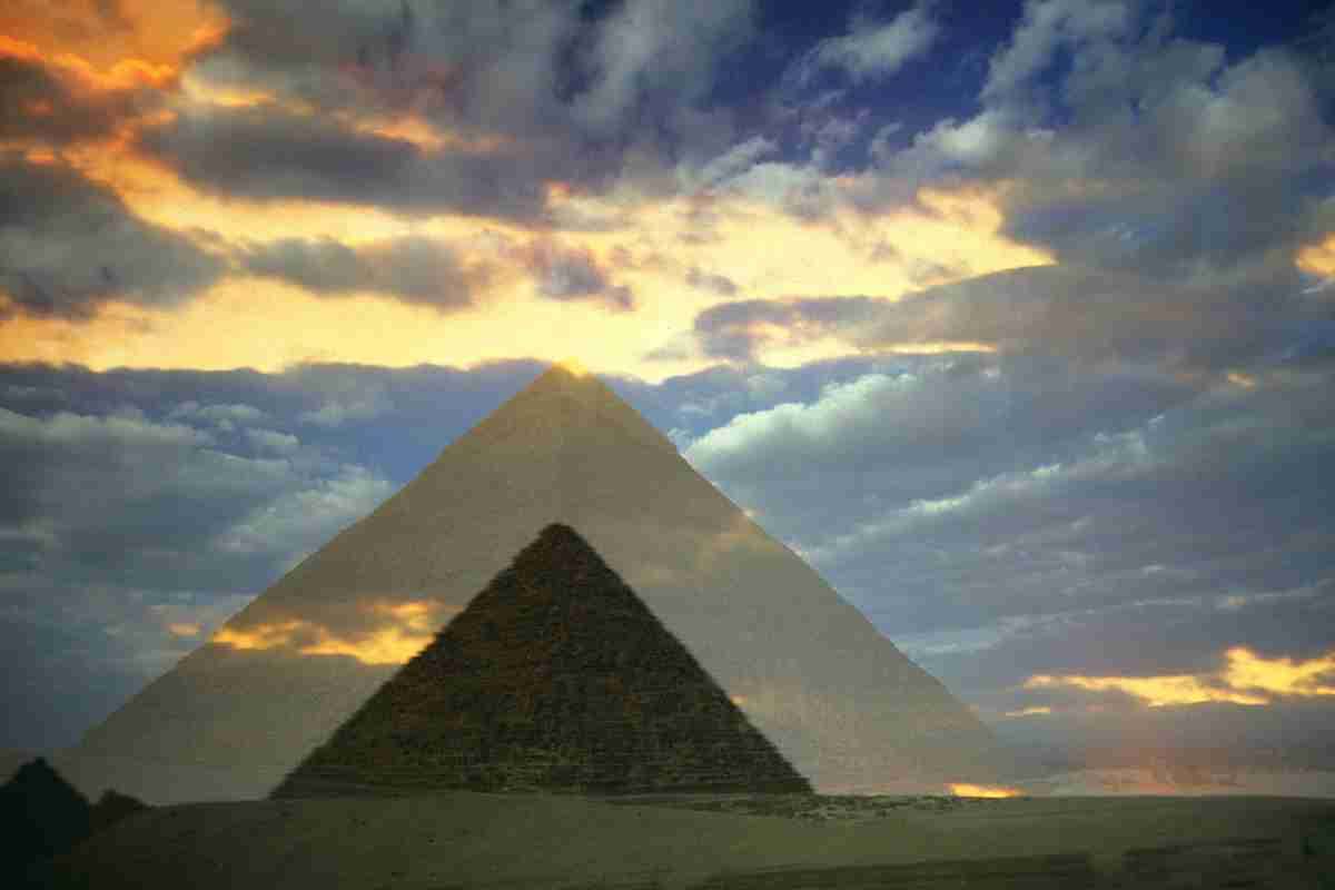 in-egitto-esiste-una-piramide-nera-e-nasconde-un-incredibile-segreto