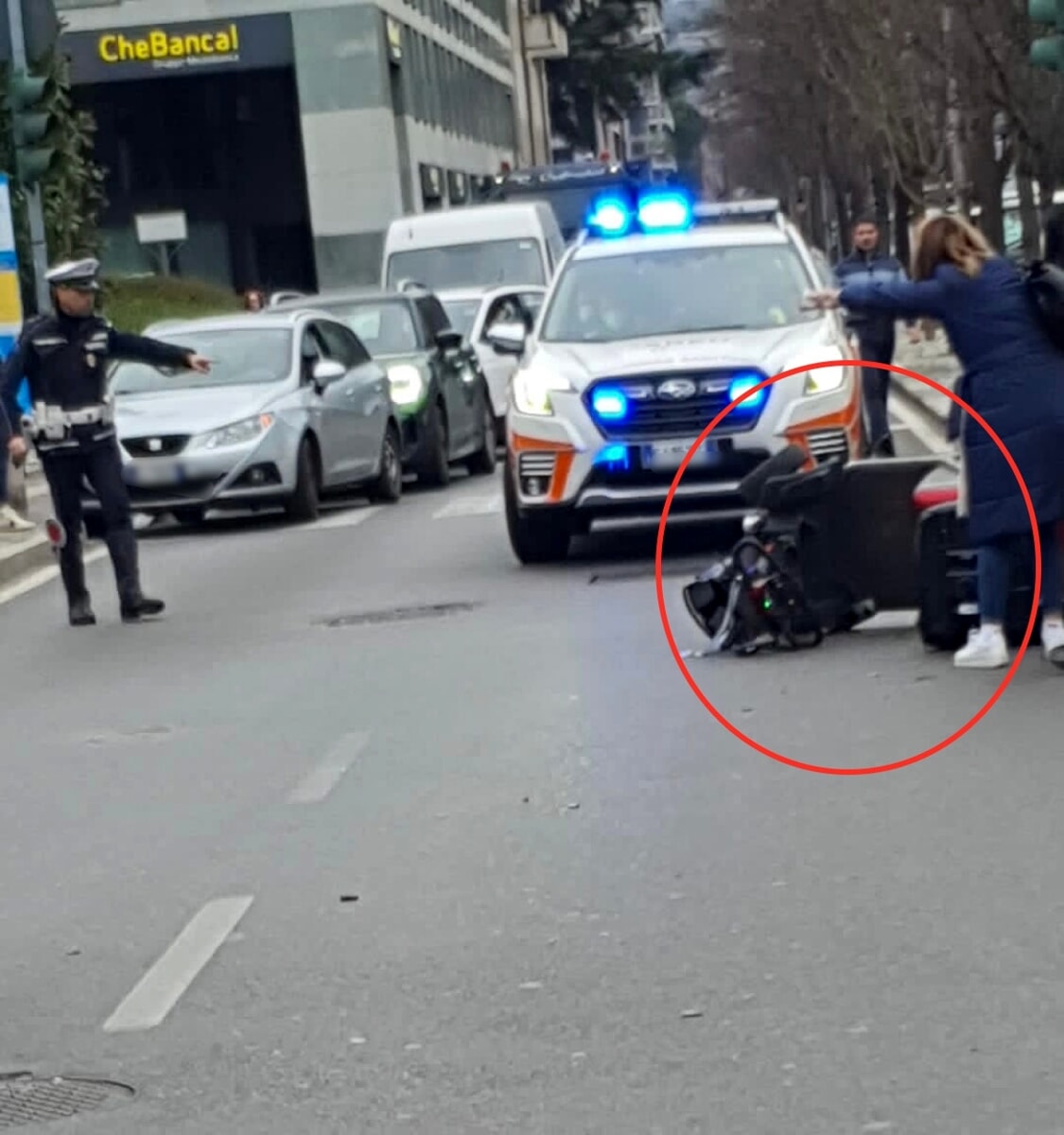 grave-incidente-in-viale-varese:-moto-travolge-disabile-in-carrozzina-elettrica.-caos-traffico